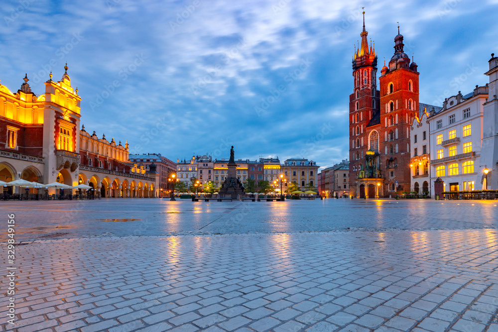 Fototapeta premium Krakow. St. Mary's Church and market square at dawn.