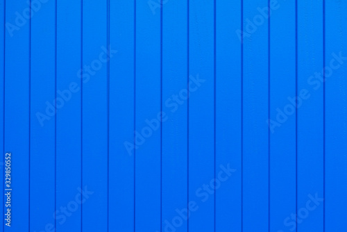 mur en bois peint en bleu