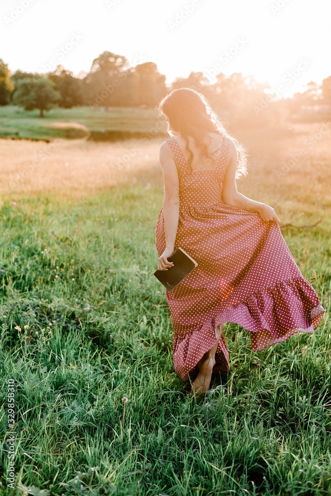 Obraz premium Dreamy girl walk in the Summer at Sunset