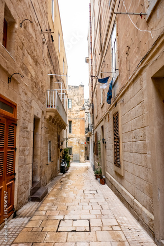 Fototapeta Naklejka Na Ścianę i Meble -  narrow street in Malta