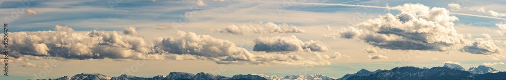 Naklejka premium Oberösterreich Nationalpark Kalkalpen Dachsteingebirge Totes Gebirge Höllengebirge Panorama von Kremsmünster aus gesehen