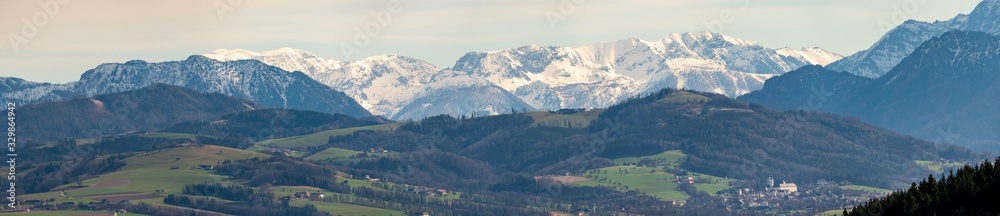 Oberösterreich Dachsteingebirge Totes Gebirge Panorama von Kremsmünster aus gesehen