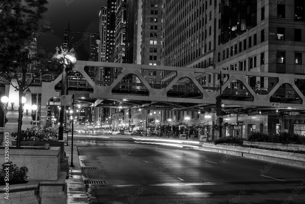 Naklejka premium Chicago, night traffic between bridges and skyscrapers
