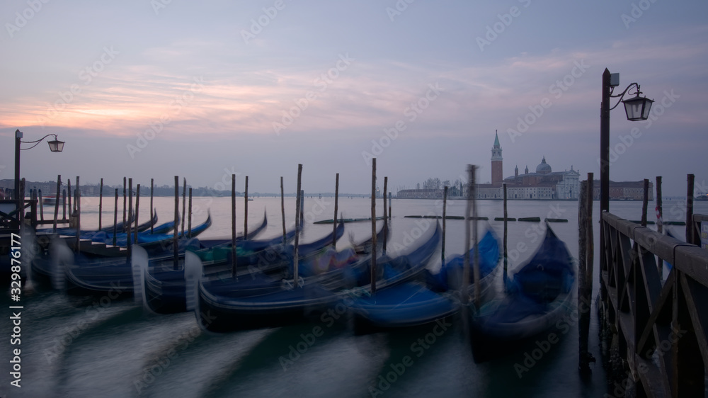 Schaukelnde Gondeln am Morgen in Venedig