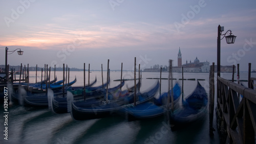 Schaukelnde Gondeln am Morgen in Venedig © Rüdiger Jahnke