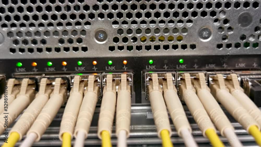 Netzwerkkabel an einem Netzwerk Switch für eine Cloud Umgebung, die Led Blinken und signalisieren die Datennutzung