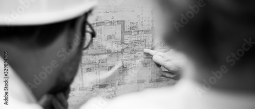 Architekten zeigen auf Grundriss