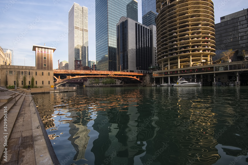 Obraz premium A view along the Chicago River with Dearborn Street Bridge and surrounding iconic architecture