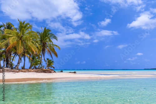 Beautiful lonely San Blas island at politically autonomous Guna territory in Panama. Turquoise tropical Sea, landmark travel destination in Central America © Marek Poplawski