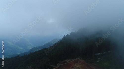 Région du monastère de Rumtek dans le Sikkim en Inde vue du ciel photo