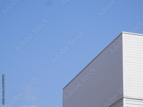 白い壁の建物上部と青空