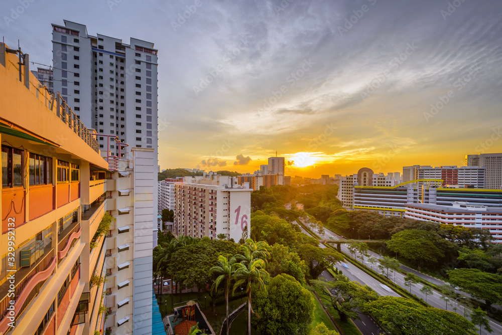 Obraz premium Singapore 2018 Sunset at Telok Blangah Cresent Block 18 over look to CTE highway 