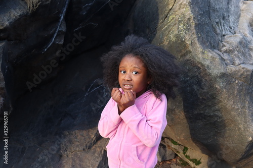 Φωτογραφία Scared Kid in rock cave background