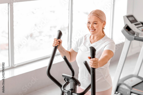 Sporty mature woman trainin...