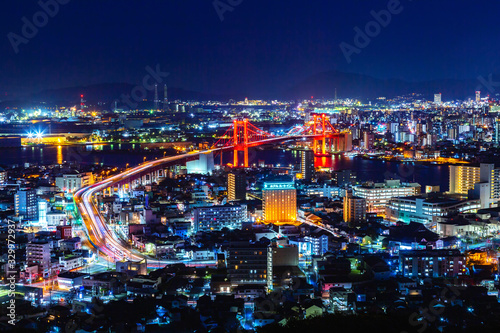 高塔山から見た夜景、ライトアップされた若戸大橋 © Hideyuki Takasu