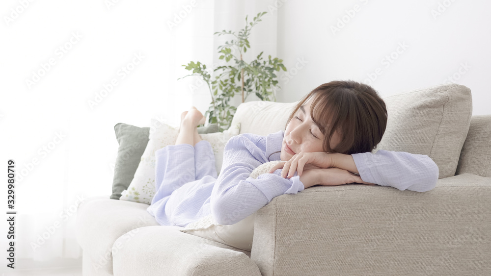 女性　パジャマ　うたた寝