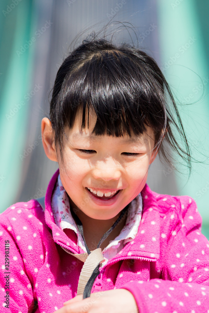 春の公園で遊んでいる子供 春の公園で遊んでいる子供