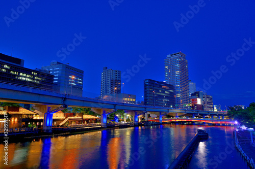大阪中之島の水晶橋から見た夜景、ライトアップ