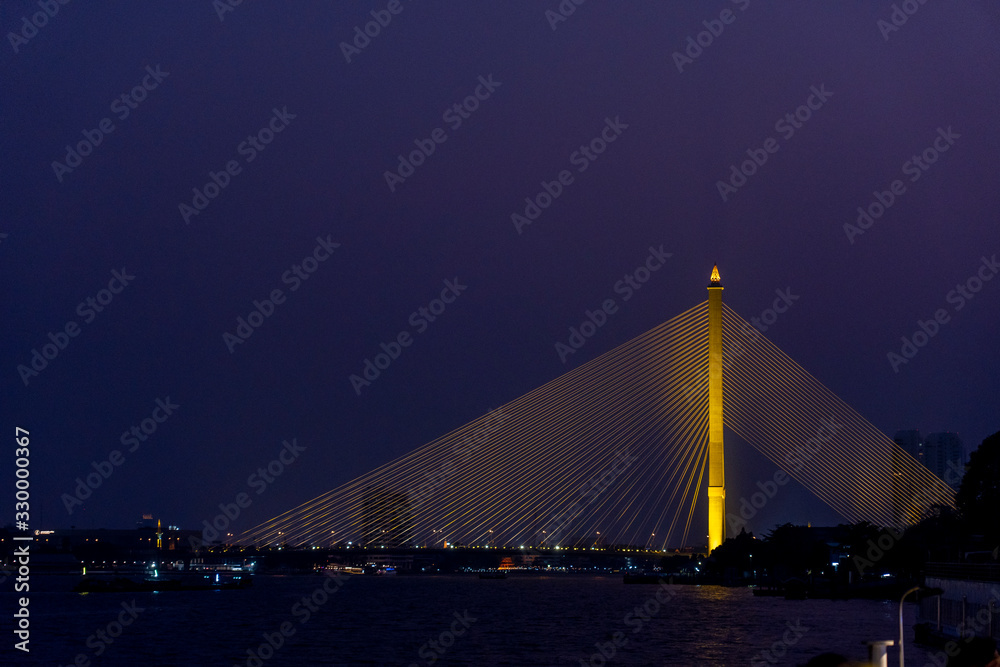 Obraz premium Rama VIII Bridge, Bangkok, from aboard the Chao Phraya River