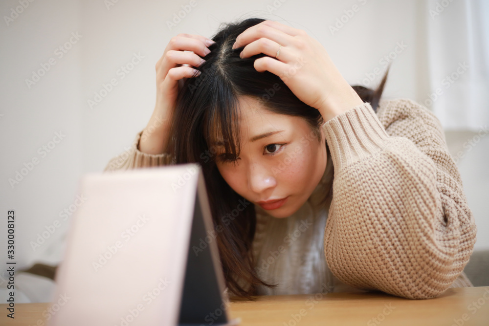 Fototapeta premium 頭髪を気にする女性