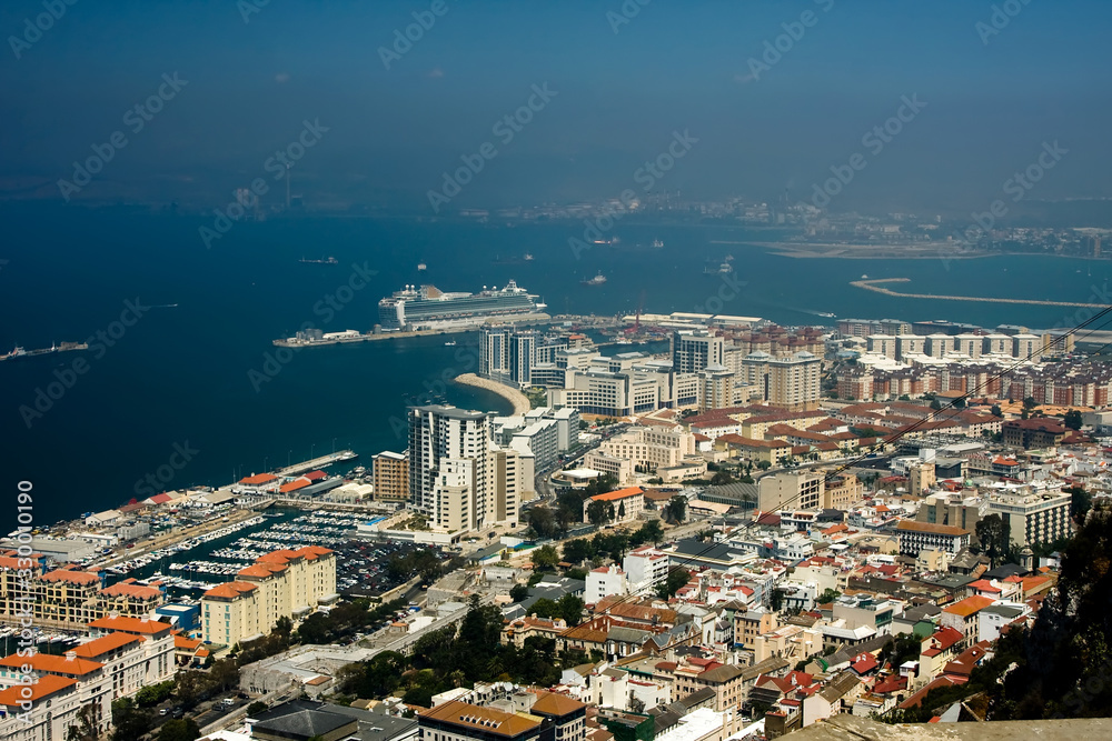 Obraz premium Beautiful view of the port city with high cliff