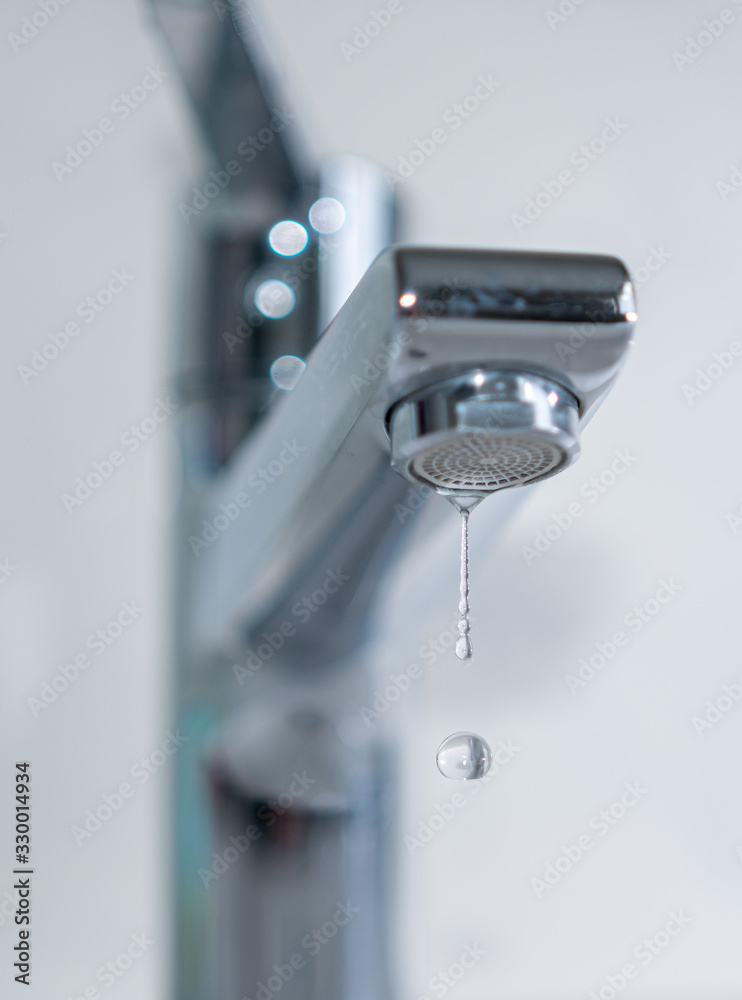 Wasserhahn mit tropfendem Wasser - Wassertropfen Wasserhahn mit tropfendem Wasser - Wassertropfen