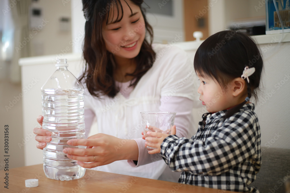 水を飲む親子 水を飲む親子