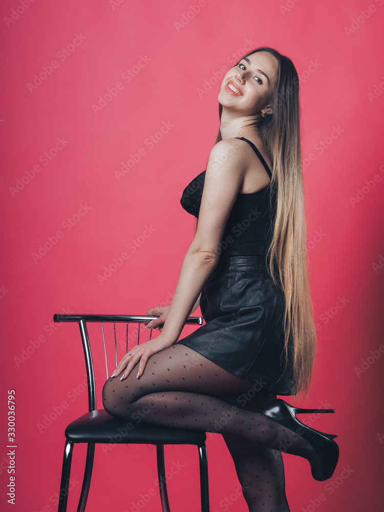 Naklejka premium Brunette sexy girl posing at the pink background