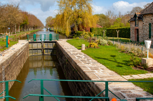 Malestroit. Ecluse sur le canal de Nantes à Brest, Morbihan, Bretagne photo