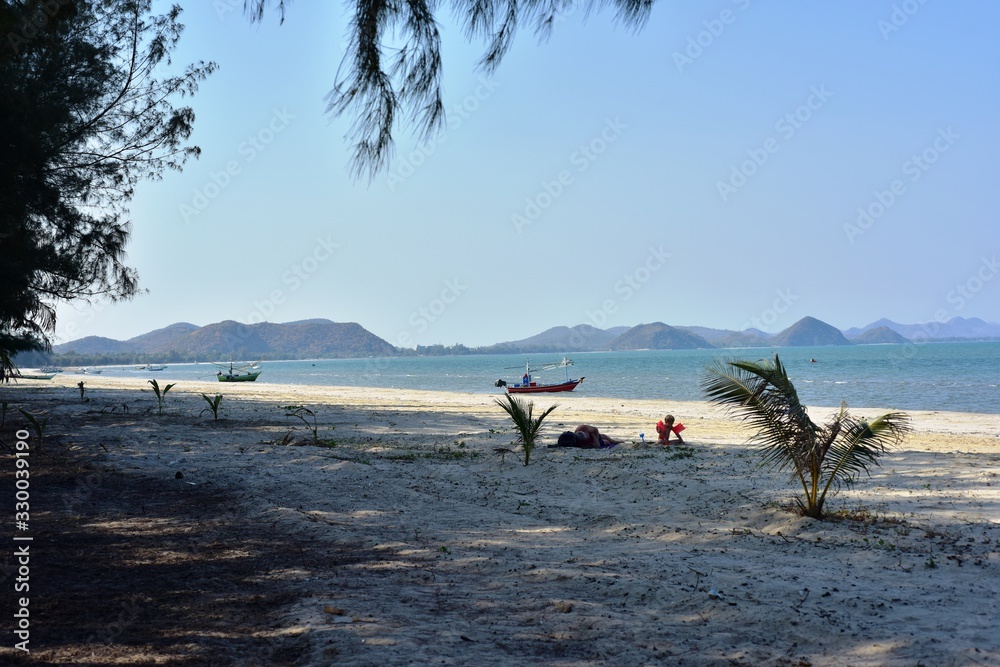 Beautiful sea view There are islands and small fishing boats, sandy beaches, blue skies. Beautiful sea view There are islands and small fishing boats, sandy beaches, blue skies.