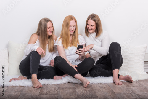 Freundinen treffen sich zu einem lustigen Gespräch photo