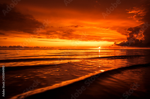 Roter Sonnenuntergang am Meer in Dänemark