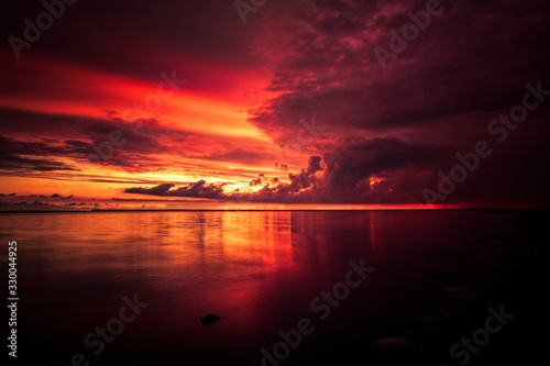 Roter Sonnenuntergang am Meer in Dänemark