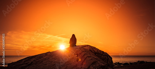 Weibliche Silhouette bei sonnenuntergang am Meer