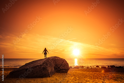 Weibliche Silhouette bei sonnenuntergang am Meer