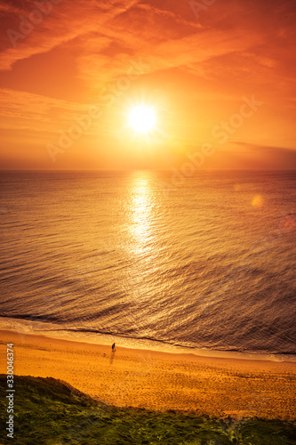 Roter Sonnenuntergang am Meer