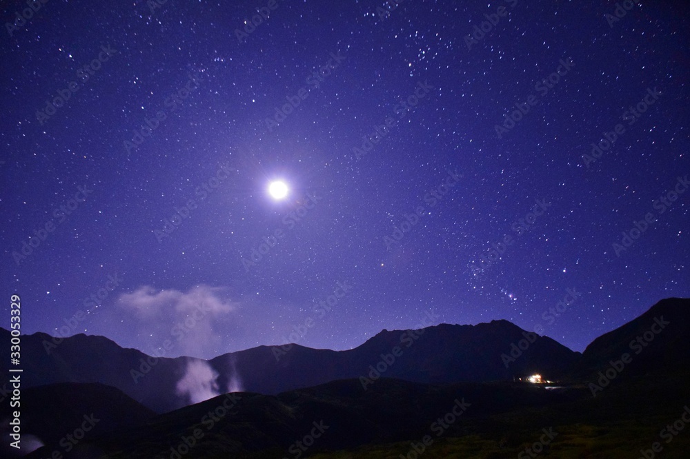Fototapeta premium 月夜の北アルプス 立山連峰