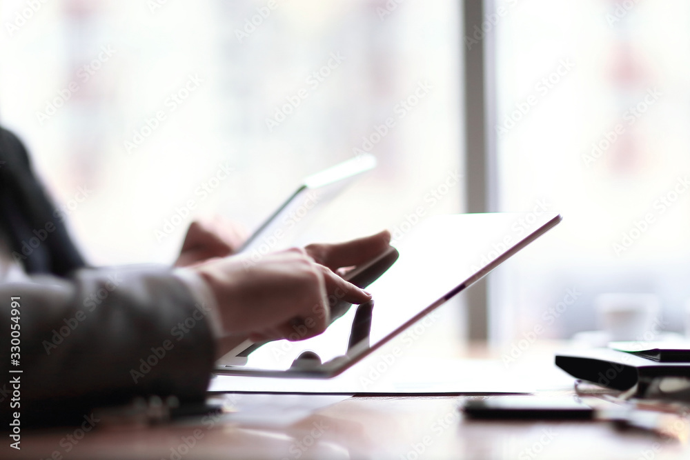 Naklejka premium businessman clicks on the screen of a digital tablet