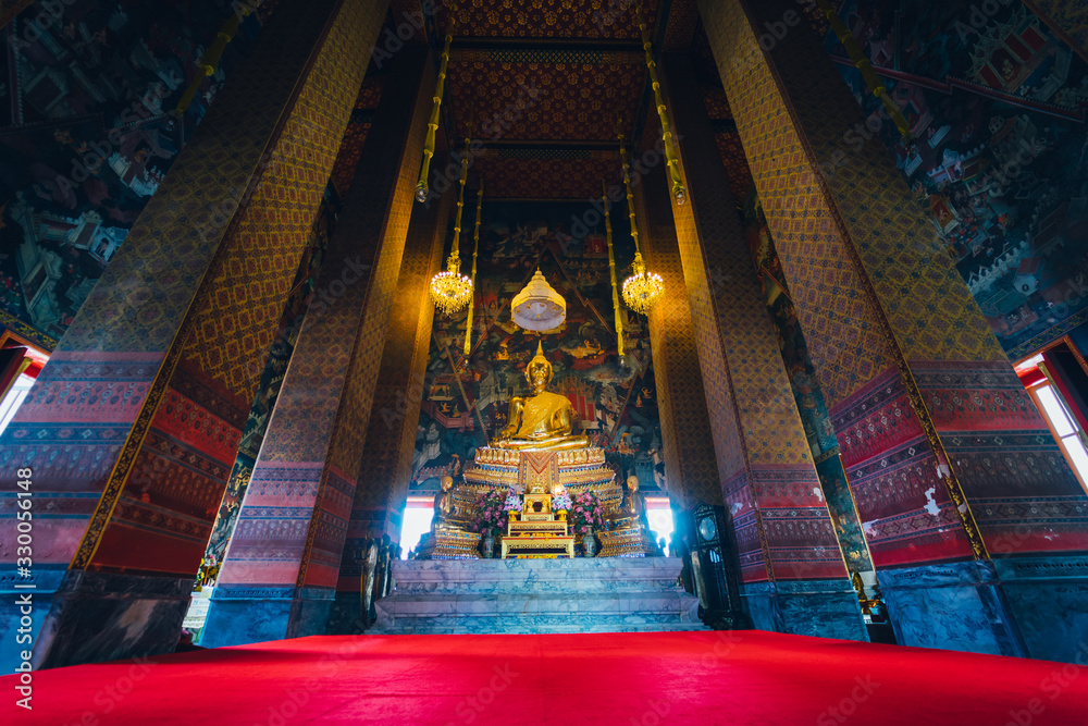 Obraz premium Buddha statue in Arun Temple in Bangkok, Thailand