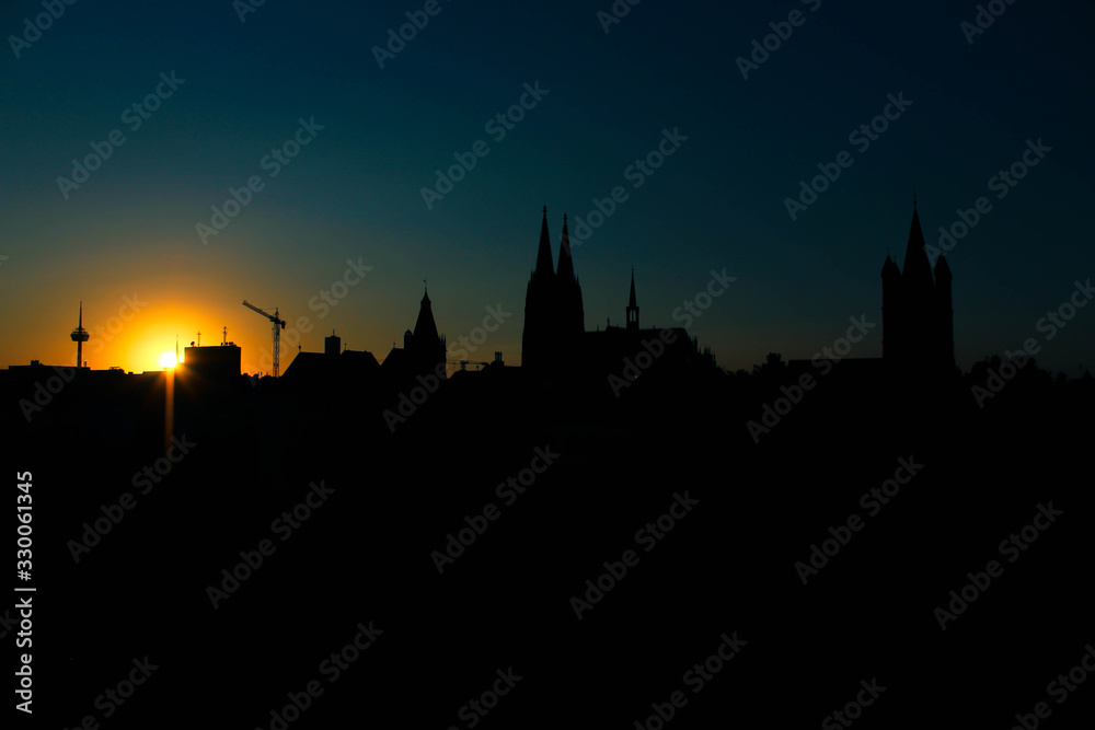 Panorama von Köln bei goldenem Sonnenuntergang