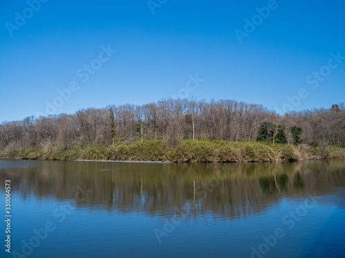 青空と湖の風景