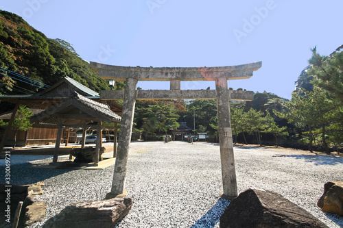 秋の和多都美神社の鳥居の風景 photo