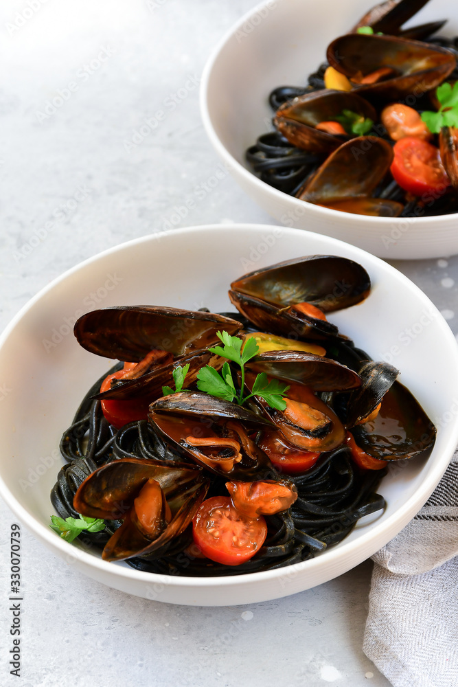 Food delivery mussels and pasta with seafood in white round lunch box. family dinner delivery. airlines food. airline business class meals and snacks. menu takeaway luxury food Food delivery mussels and pasta with seafood in white round lunch box. family dinner delivery. airlines food. airline business class meals and snacks. menu takeaway luxury food