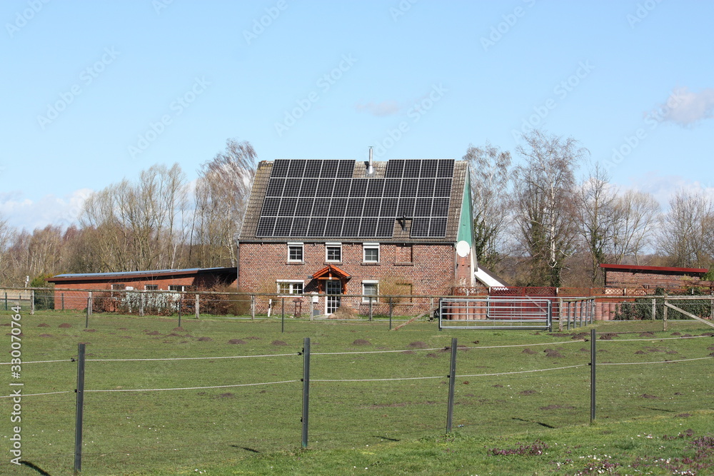 Stromerzeugung durch eine Photovoltaikanlage auf einem Haus in Lippetal Büninghausen, Nordrhein-Westfalen. Stromerzeugung durch eine Photovoltaikanlage auf einem Haus in Lippetal Büninghausen, Nordrhein-Westfalen.