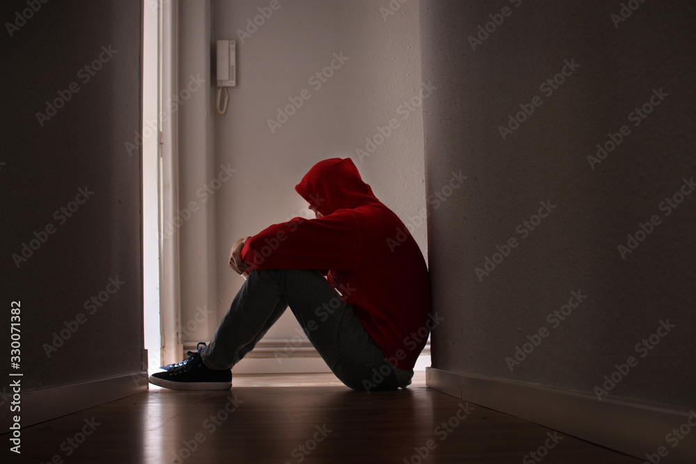 Adolescente con depresión sentado solo - obrazy, fototapety, plakaty 