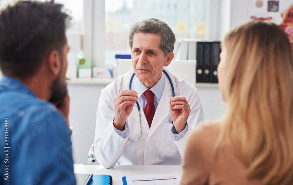 Obraz premium Conversation between doctor and young couple