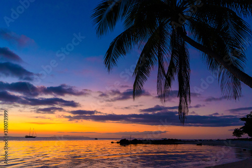 Fototapeta Naklejka Na Ścianę i Meble -  Colorful sunset on the ocean. Sunset meetings at the beach. Tropical sunset with palm trees