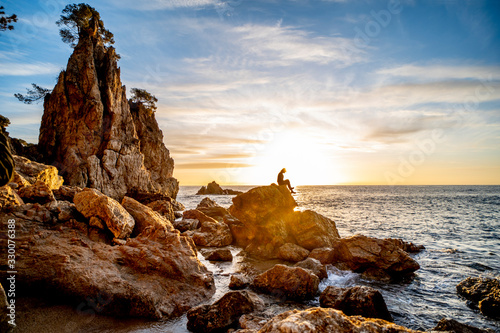 Foto Girl in backlight on a rock on the Costa Brava in Catalonia