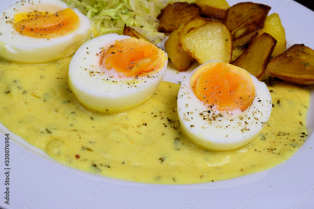 Senfeier mit Bratkartoffeln