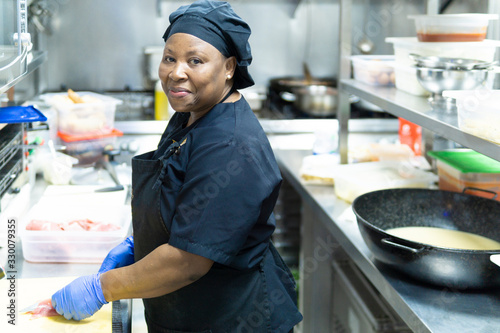coronavirus.hospital cook cooking for hospitalized patients